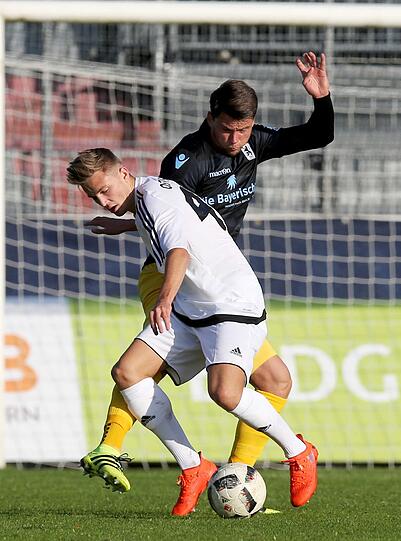 Kicken für den guten Zweck: Der TSV 1860 beim Benefizspiel gegen eine Auswahl des Bayerischen Fußballverbands (BFV) in Burghausen.