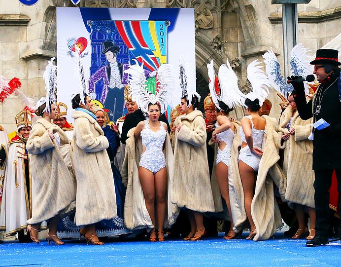 Das Faschingsprinzenpaar hochgeschlossen, die Tänzerinnen hartgesotten: Die Bilder von der volkstümlichen Inthronisierung am Marienplatz.