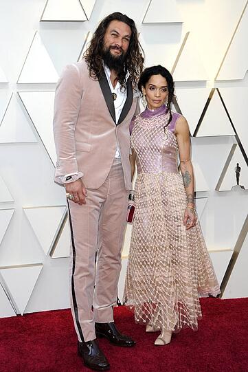 Top und Flop: Sowohl Lisa Bonet als auch Jason Momoa tragen in dieser Nacht Fendi. Der Anzug ist absolut modisch, elegant und schön, doch das Kleid erinnert an einen ins Netz gegangenen Fisch.