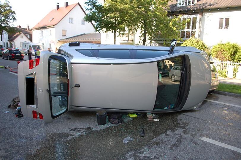 Der Mercedes kamn auf der Seite zum Liegen.