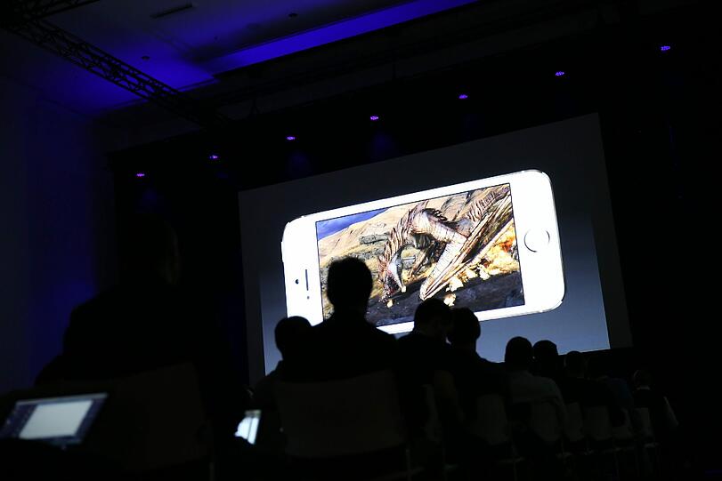 Gespannt beobachteten die Medienvertreter die Präsentation des neuen iPhones aus dem Berliner Apple-Store.