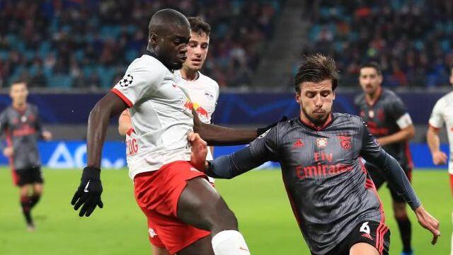 Leipzigs Dayot Upamecano (l.)