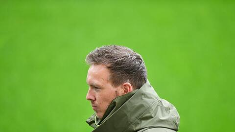 Leipzigs Trainer Julian Nagelsmann geht über das Spielfeld.
