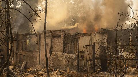 Ein ausgebranntes Haus n&ouml;rdlich der griechischen Hauptstadt.