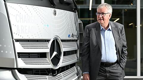 Martin Daum, der Vorstandsvorsitzende des Nutzfahrzeugherstellers Daimler Truck, vor einem eActros Lastwagen.