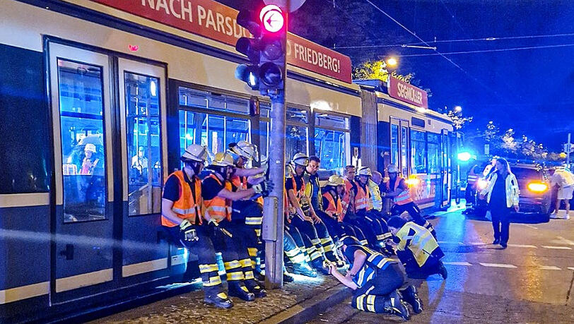 Schwabing: Tram entgleist nach Unfall mit Pkw
