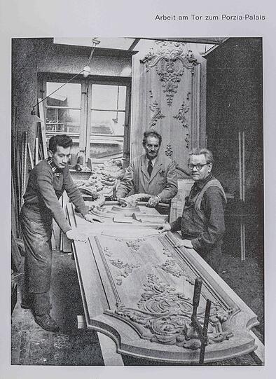 Meister Theo Würzburger (M.) gründete 1921 die Firma. Hier arbeitet er mit zwei Mitarbeitern am Tor zum Porzia-Palais.