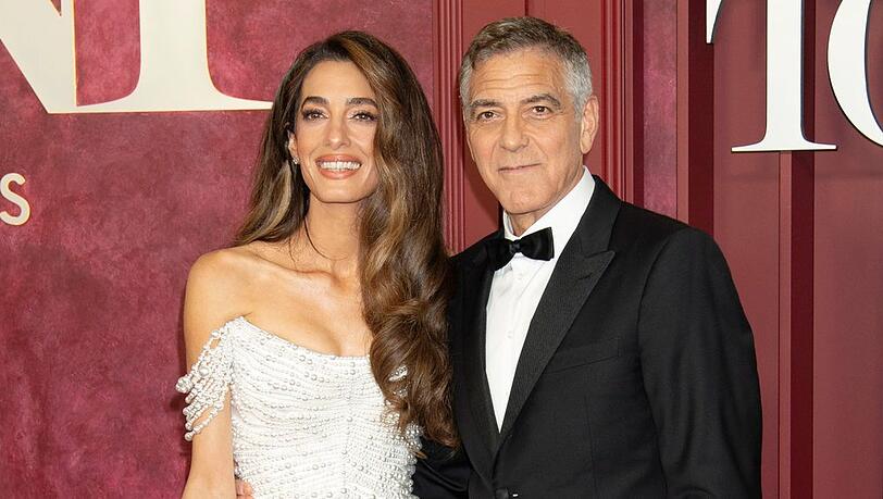 Amal und George Clooney bei der 78. Verleihung der Tony Awards.