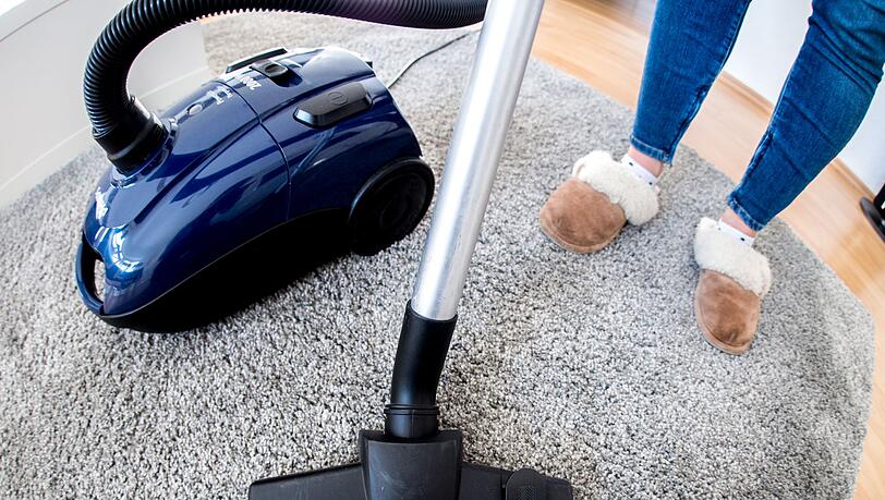 Trotz aller Versprechen der Gleichberechtigung bleibt Hausarbeit laut einer Studie weiterhin mehrheitlich an den Frauen hängen. (Symbolbild)