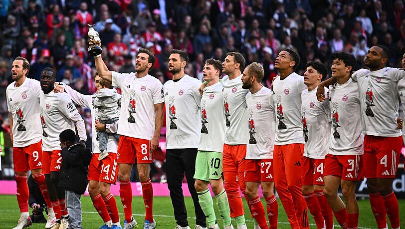 Die Bayern-Profis feiern den Titel auf dem Rasen.