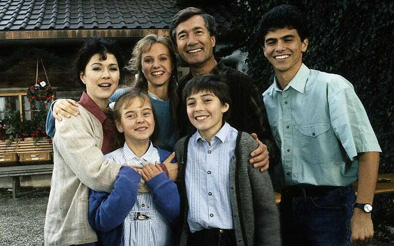 Über Jahrzehnte eine der beliebtesten TV-Serien: Von 1988 bis 2013 begeisterten die Geschichten um Förster Martin Rombach (Christian Wolff, Bild, zweiter von rechts) und seine Familie die Zuschauer. Über Jahrzehnte eine der beliebtesten TV-Serien: Von 1988 bis 2013 begeisterten die Geschichten um Förster Martin Rombach (Christian Wolff, Bild, zweiter von rechts) und seine Familie die Zuschauer.