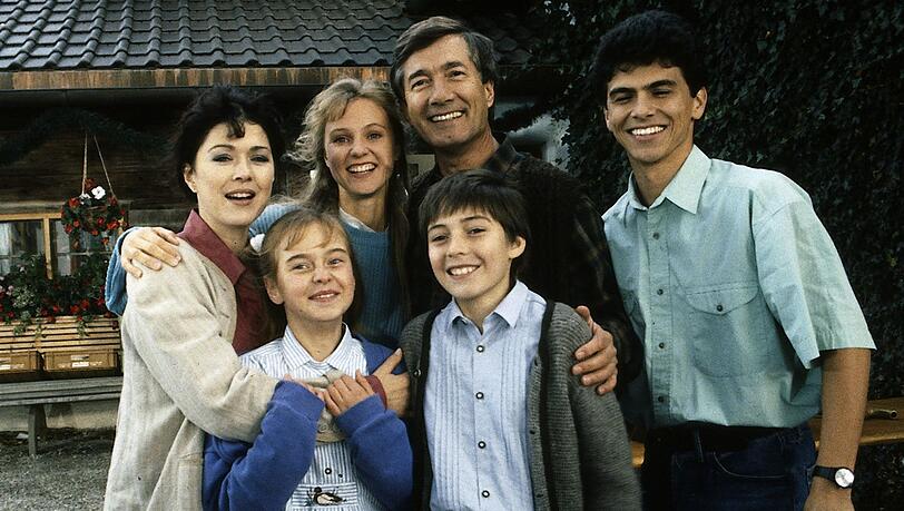 Über Jahrzehnte eine der beliebtesten TV-Serien: Von 1988 bis 2013 begeisterten die Geschichten um Förster Martin Rombach (Christian Wolff, Bild, zweiter von rechts) und seine Familie die Zuschauer. Über Jahrzehnte eine der beliebtesten TV-Serien: Von 1988 bis 2013 begeisterten die Geschichten um Förster Martin Rombach (Christian Wolff, Bild, zweiter von rechts) und seine Familie die Zuschauer.
