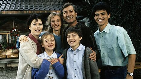 &Uuml;ber Jahrzehnte eine der beliebtesten TV-Serien: Von 1988 bis 2013 begeisterten die Geschichten um F&ouml;rster Martin Rombach (Christian Wolff, Bild, zweiter von rechts) und seine Familie die Zuschauer.