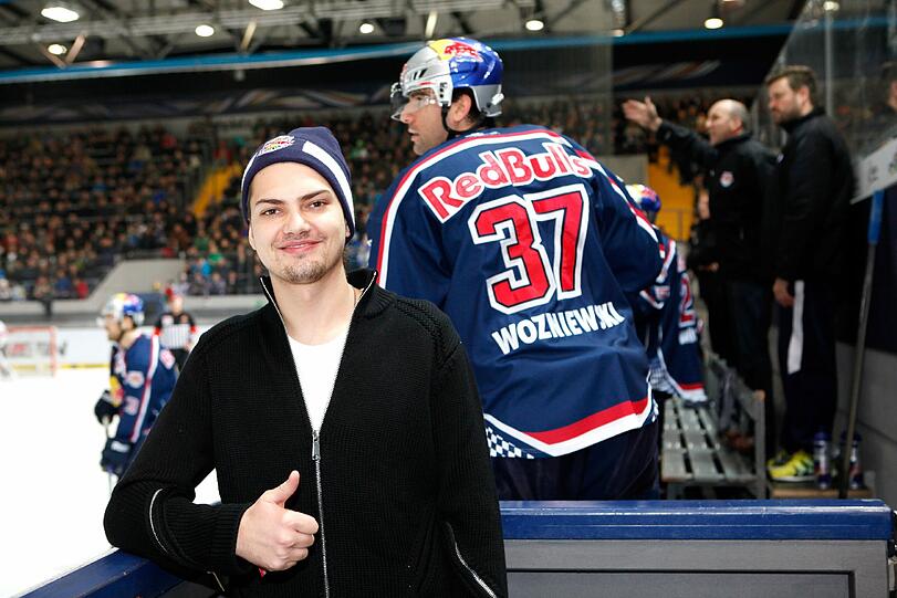 Edelfan des EHC Red Bull München: Schauspieler Jimi Blue Ochsenknecht direkt beim Spiel an der Münchner Bande.