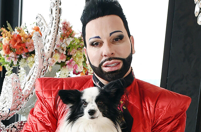 Der Designer Harald Glööckler mit seinem Papillon-Hund Billy King