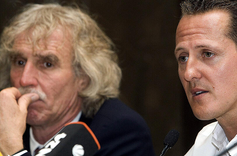 Dr. Johannes Peil sitzt im August 2009 bei einer Pressekonferenz neben Michael Schumacher. Der Orthopäde genießt schon lange das Vertrauen des Ex-Formel-1-Stars.