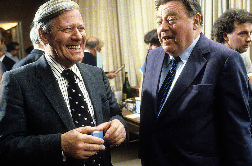 &bdquo;Gegenseitige Wertschätzung&ldquo;: SPD-Ikone Helmut Schmidt scherzt mit seinem Widersacher Franz Josef Strauß.
