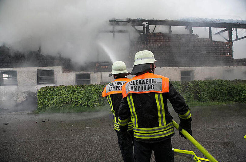 Bilder vom Großeinsatz der Feuerwehr: In Petting stand ein Stall in Vollbrand, etliche Tiere mussten aus dem brennenden Gebäude gerettet werden.