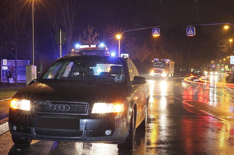 Die Bilder vom Unfall aus Traunreut, bei dem eine Passantin schwer verletzt wird.