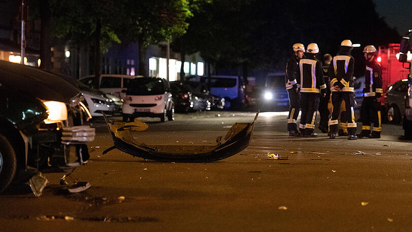 Am Ende einer Verfolgungsjagd stirbt eine unbeteiligte Radlerin. Die Bilder vom Horror-Unfall in Berlin.