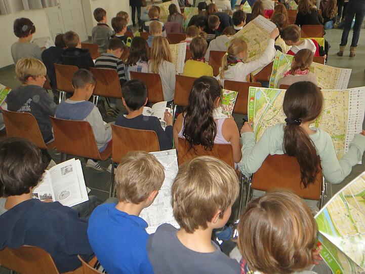 Jeder der 4. Klässler, der am Projekt der Spiellandschaft Stadt &bdquo;Kinderstadtplan Bogenhausen&ldquo; mitgeforscht hatte, erhielt bei der offiziellen Vorstellung des neuen Kinderstadtplans ein eigenes Exemplar.