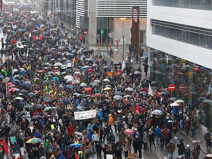 Teilnehmer der von "Rise for the Climate" organisierten Kundgebung demonstrieren für besseren Klimaschutz.