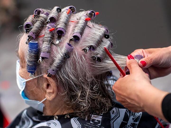 Nach sechs Wochen Zwangspause strömen wieder Kunden in die Salons.