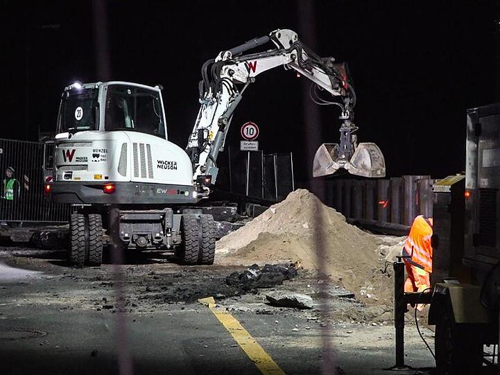 Bei einer Bohrung auf einer Baustelle an der Salvador-Allende-Brücke wurden nicht nur die Hauptleitung, sondern auch die Ersatzleitung beschädigt.