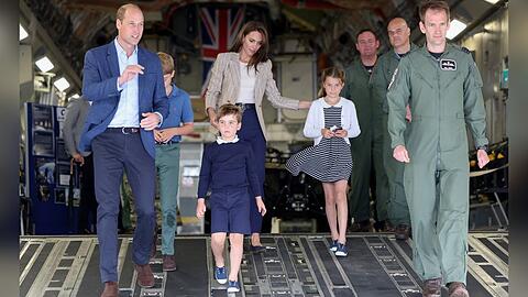 In Begleitung von Mitglieder der Royal Air Force besichtigte die britische Thronfolgerfamilie das Flugzeug, das den Sarg der Queen von Edinburgh nach London brachte.