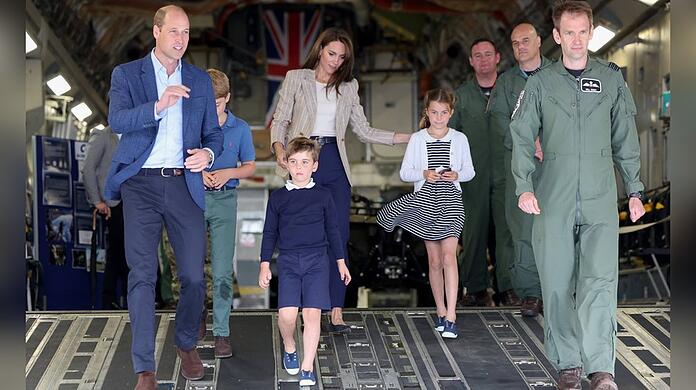In Begleitung von Mitglieder der Royal Air Force besichtigte die britische Thronfolgerfamilie das Flugzeug, das den Sarg der Queen von Edinburgh nach London brachte.