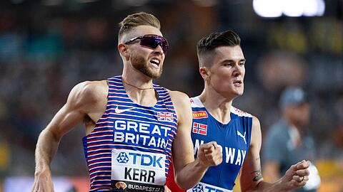 Der Brite Josh Kerr (l) setzte sich im 1500-Meter-Lauf gegen den Favoriten Jakob Ingebrigtsen durch.