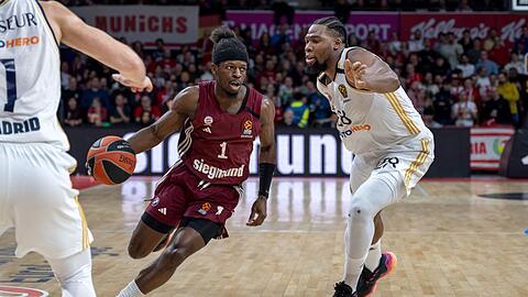 Bayerns Sylvain Francisco (l) zieht gegen Madrids Guerschon Yabusele zum Korb.