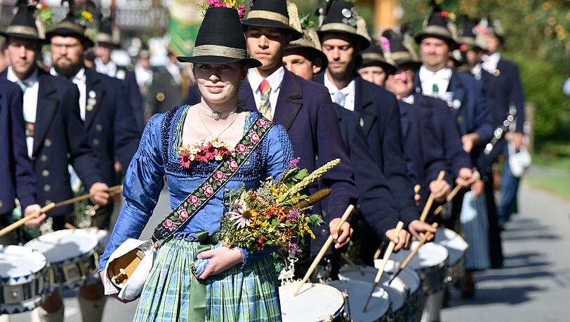 Eine Frau trägt an Mariä Himmelfahrt einen aus zahlreichen Kräutern und Blumen gebundenen Strauß. (Archivbild)