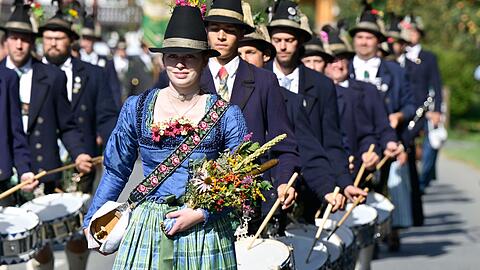Eine Frau trägt an Mariä Himmelfahrt einen aus zahlreichen Kräutern und Blumen gebundenen Strauß. (Archivbild)