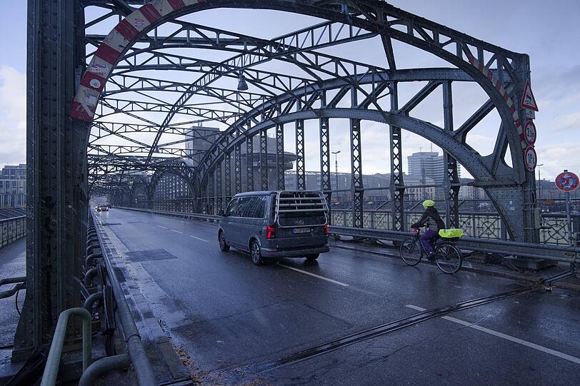 Autofahrer, Radler und Fußgänger teilen sich im Moment die Fahrbahn auf der Eisenbogenbrücke.