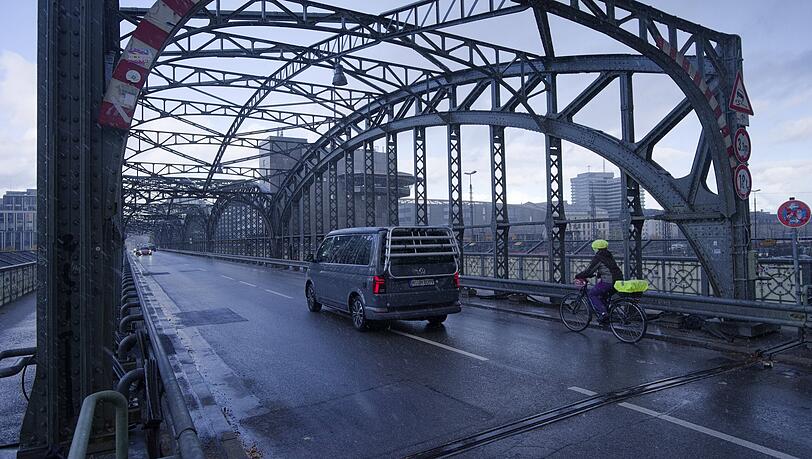 Autofahrer, Radler und Fußgänger teilen sich im Moment die Fahrbahn auf der Eisenbogenbrücke. Autofahrer, Radler und Fußgänger teilen sich im Moment die Fahrbahn auf der Eisenbogenbrücke.