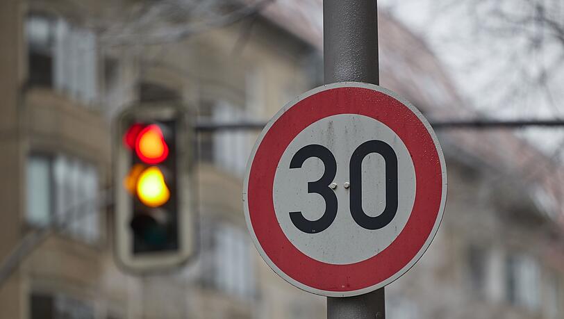 Eine neue Studie beleuchtet die Wirkung von Tempo-30-Zonen auf Straßen. (Symbolbild) Eine neue Studie beleuchtet die Wirkung von Tempo-30-Zonen auf Straßen. (Symbolbild)