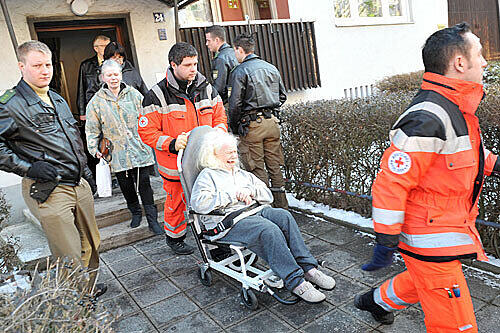 lles Schreien hilft nichts: Sanitäter bringen Ella S. (links ihre Tochter Gisela) bei der Zwangsräumung aus ihrer Wohnung &ndash; in ein Pflegeheim.