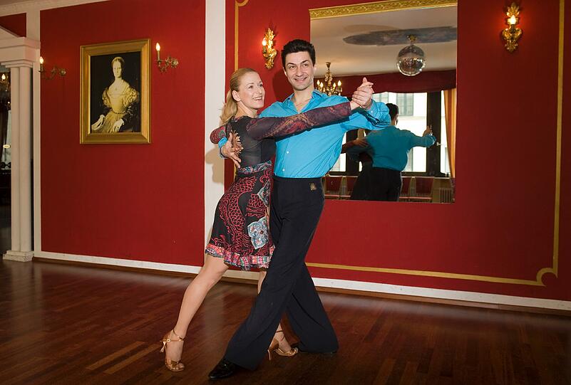 Schlagersängerin Stefanie Hertel trainiert unter Anleitung von Profitänzer Sergiy Plyuta in einer Münchner Tanzschule für ihren Auftritt bei der RTL-Show "Let's Dance".