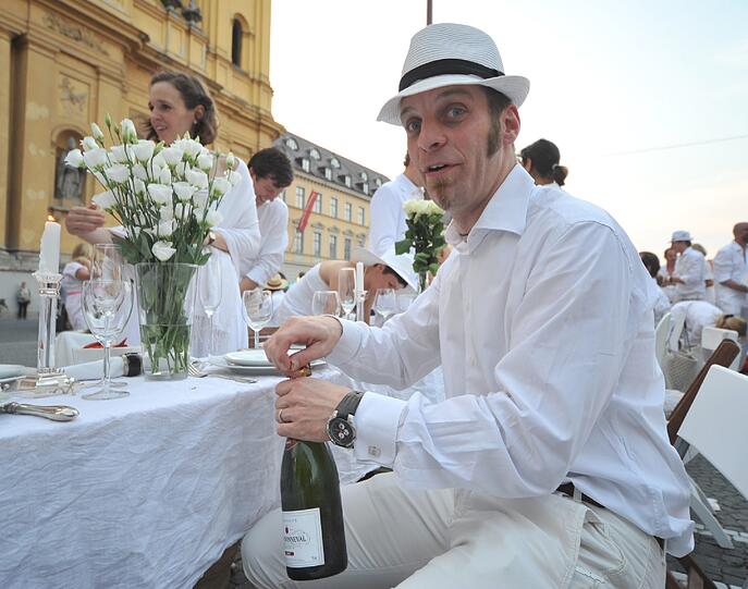 Feiner Flashmob: Rund 500 weiß gekleidete Menschen haben sich am Donnerstagabend am Münchner Odeonsplatz spontan zu einem Abendessen unter freiem Himmel getroffen - Sehen Sie hier die besten Bilder...