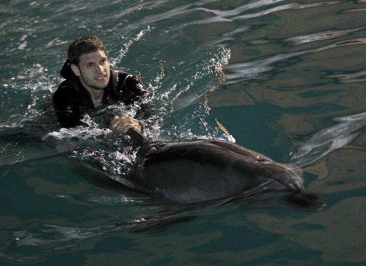 Für die Löwen ging's am Mittwoch noch tierisch zu: Im Delfinarium durften sie mit Flipper & Co. eine Runde schwimmen.