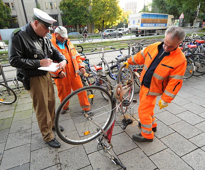 Bei seiner alljährlichen Schrottradl-Entsorgungsaktion sammelt das Baureferat jedes Mal tausende fahruntüchtige Räder ein. In den nächsten zwei Wochen wird Platz geschaffen in den öffentlichen Radlständern. Die Seriennummern werden von der Polizei notiert, falls doch noch jemand sein Rad vermisst.