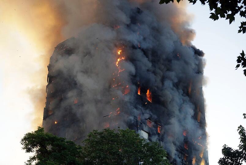 Das Hochhaus brennt vom 2. bis zum 27. Stock, Menschen wurden von den Flammen eingeschlossen - Bilder vom Inferno im Londoner Stadtbezirk Royal Borough of Kensington and Chelsea