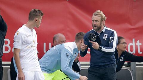 Löwen-Coach Daniel Bierofka (r.) im Gespräch mit Nicolas Andermatt.