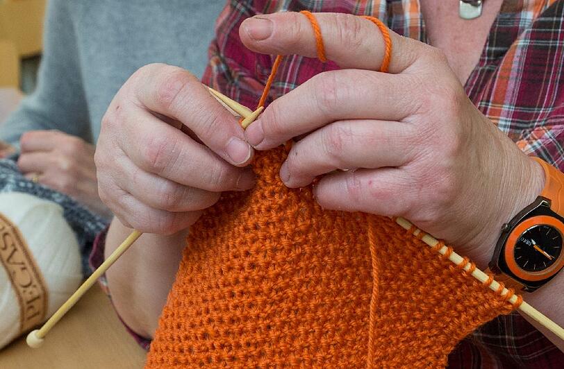 In der Handarbeitsgruppe wird nicht nur gehäkelt und gestrickt - sondern auch gemütlich geratscht (Symbolbild).