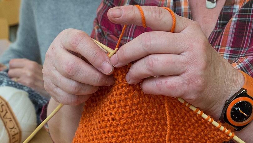 In der Handarbeitsgruppe wird nicht nur gehäkelt und gestrickt - sondern auch gemütlich geratscht (Symbolbild). In der Handarbeitsgruppe wird nicht nur gehäkelt und gestrickt - sondern auch gemütlich geratscht (Symbolbild).