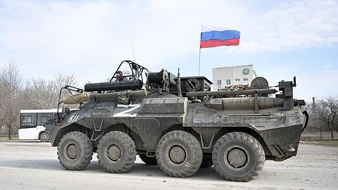 Das vom Telegram-Kanal des Gouverneurs der Region Belgorod veröffentlichte Handout-Foto zeigt den Krater nach der Explosion in Belgorod unweit der Grenze zur Ukraine.