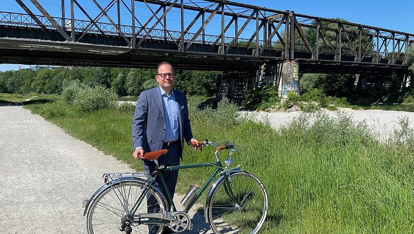 CSU-Fraktionschef Manuel Pretzl vor der Eisenbahnbrücke.