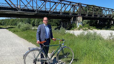 CSU-Fraktionschef Manuel Pretzl vor der Eisenbahnbrücke.