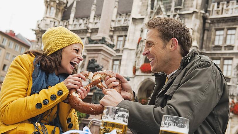 Eine backfrische Breze gehört zur kulinarischen Reise durch München einfach dazu.